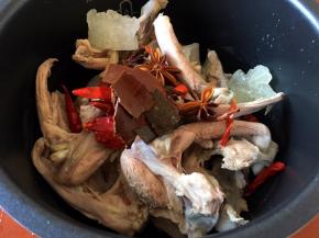 将八角，桂皮洗净后和冰糖一起入电饭锅中