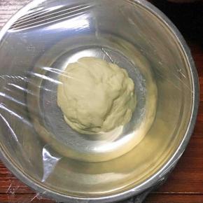 揉好的面团，滚圆盖上保鲜膜发酵