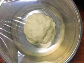 揉好的面团，滚圆盖上保鲜膜发酵