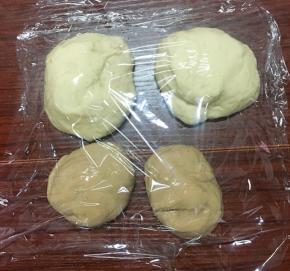 面团先对半分，一半加入巧克力酱继续揉5分钟，然后白面团大致均分2份，巧克力酱的面团也大致分成2份，盖上保鲜膜松弛30分钟