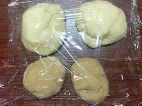 面团先对半分，一半加入巧克力酱继续揉5分钟，然后白面团大致均分2份，巧克力酱的面团也大致分成2份，盖上保鲜膜松弛30分钟