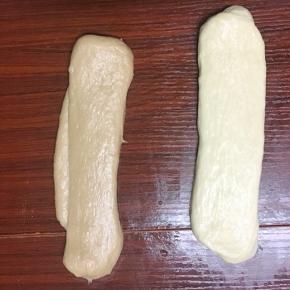 松弛好的白面团和巧克力色面团擀开