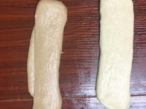松弛好的白面团和巧克力色面团擀开