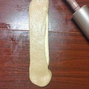 两份面团叠起来，稍稍擀开