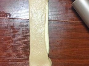 两份面团叠起来，稍稍擀开