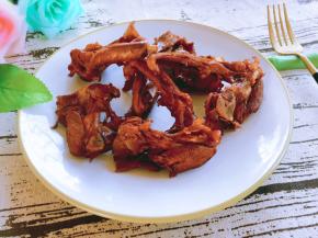 将炖好的鸭锁骨捞出装盘