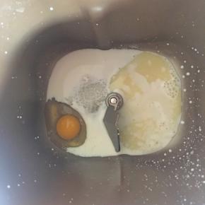 主面团材料除黄油依次放入面包机桶里