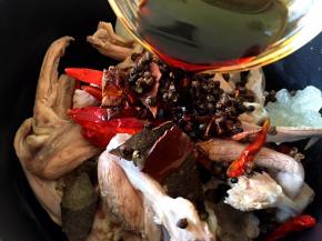 放入半碗生抽入锅中