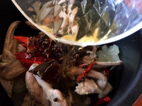 放入半碗啤酒入锅中