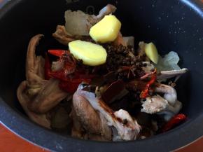 生姜去皮洗净切块放入锅中加水，水淹没鸭锁骨就好小火慢炖3小时即可