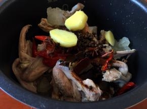 生姜去皮洗净切块放入锅中加水，水淹没鸭锁骨就好小火慢炖3小时即可