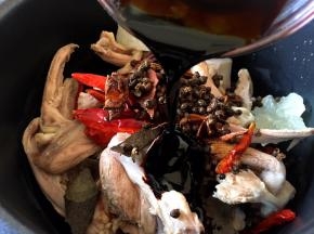 加入半碗酱油入锅中