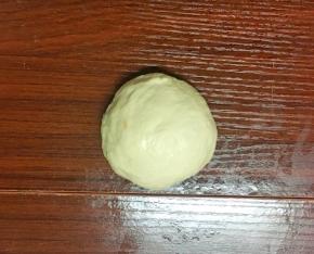 松弛好的面团排气滚圆