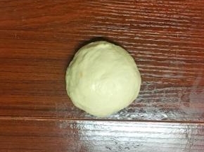 松弛好的面团排气滚圆