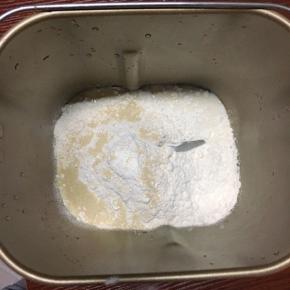 中种面团材料依次放入面包机桶里揉成光滑面团