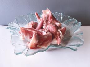 将买来的鸭锁骨洗净后泡一个小时