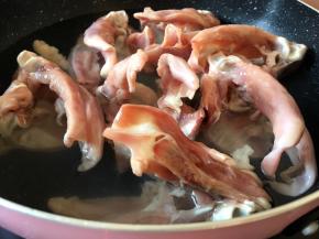 锅里放冷水将鸭锁骨放入锅中