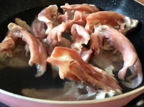 锅里放冷水将鸭锁骨放入锅中