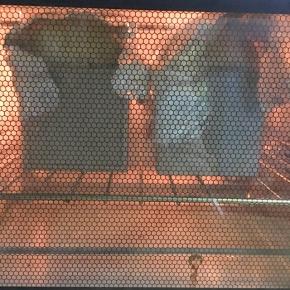 烤箱150度预热，中层烤30-35分钟，上色记得加盖锡纸哦