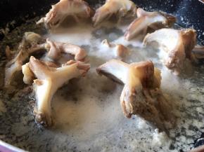 锅里水煮沸后去血末将鸭锁骨捞出