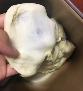 加入黄油后，揉至能拉出有韧性的薄膜