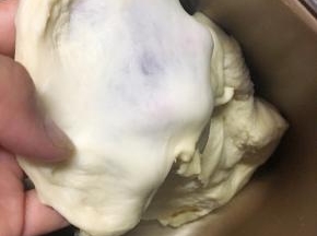 加入黄油后，揉至能拉出有韧性的薄膜