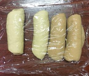 至上而下卷起来，盖上保鲜膜松弛15分钟