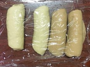 至上而下卷起来，盖上保鲜膜松弛15分钟