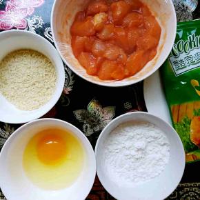 提前把鸡胸肉洗干净，切小块用腌料腌4小时以上备用