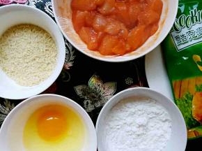 提前把鸡胸肉洗干净，切小块用腌料腌4小时以上备用