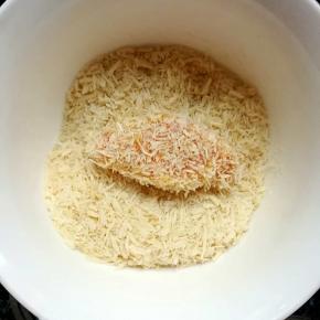 沾上面包糠，可以用手，压实，以免炸的时候都掉锅里