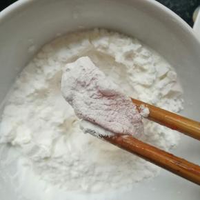 腌好的鸡胸肉均匀的裹匀淀粉，多余的磕掉