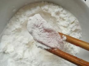 腌好的鸡胸肉均匀的裹匀淀粉，多余的磕掉