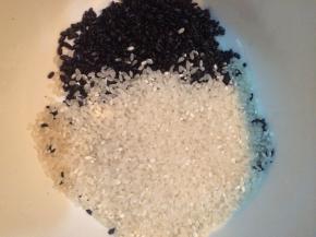 将大米和乌米清洗干净