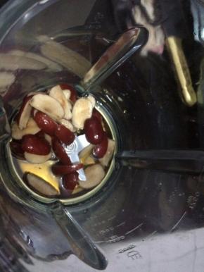 将浸泡后的红枣放进破壁机杯子里