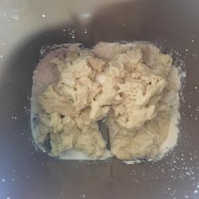 把中种面团材料撕成小块，放入面包机桶，揉至有筋膜加入黄油