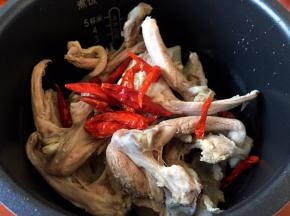 将红尖椒洗净后放入电饭锅中，喜欢辣一点的，可以将辣椒切开