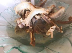 用冷水冲洗2分钟