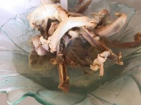 用冷水冲洗2分钟