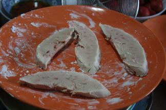 将鹅肝切成长方形，厚度在8毫米左右，切好后放在洒了淀粉的盘子里