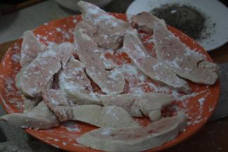 接着给鹅肝拍生粉，注意生粉不能洒太多，不然下锅就会糊掉