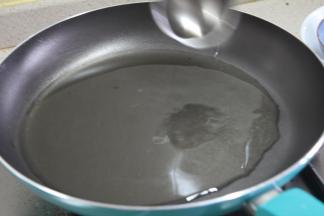 锅下入黄油，油温大概在五成左右