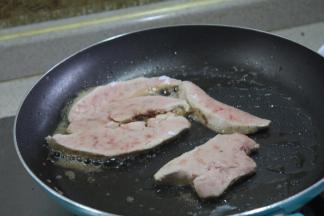 下入鹅肝时用筷子夹住鹅肝，用小火轻轻地把双面煎至金黄色然后捞起来