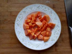 木瓜去籽、皮，切块。