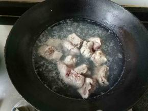 排骨解冻后，开水焯一下，洗净。