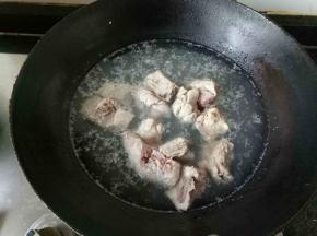 排骨解冻后，开水焯一下，洗净。