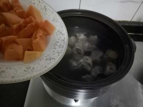 木瓜不宜煮时间太长，因此蒸花卷之前再下锅。