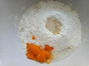 提前用南瓜泥和一块发酵面，发酵好了再炖排骨。