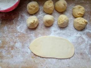 分成小面团，取其中一块，压薄成椭圆形。