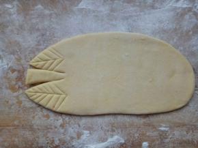 如图切出苹果柄，并刻上叶脉。